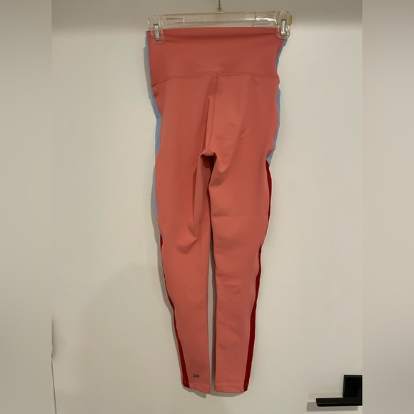 Fun pink workout leggings - Picture 2 of 3